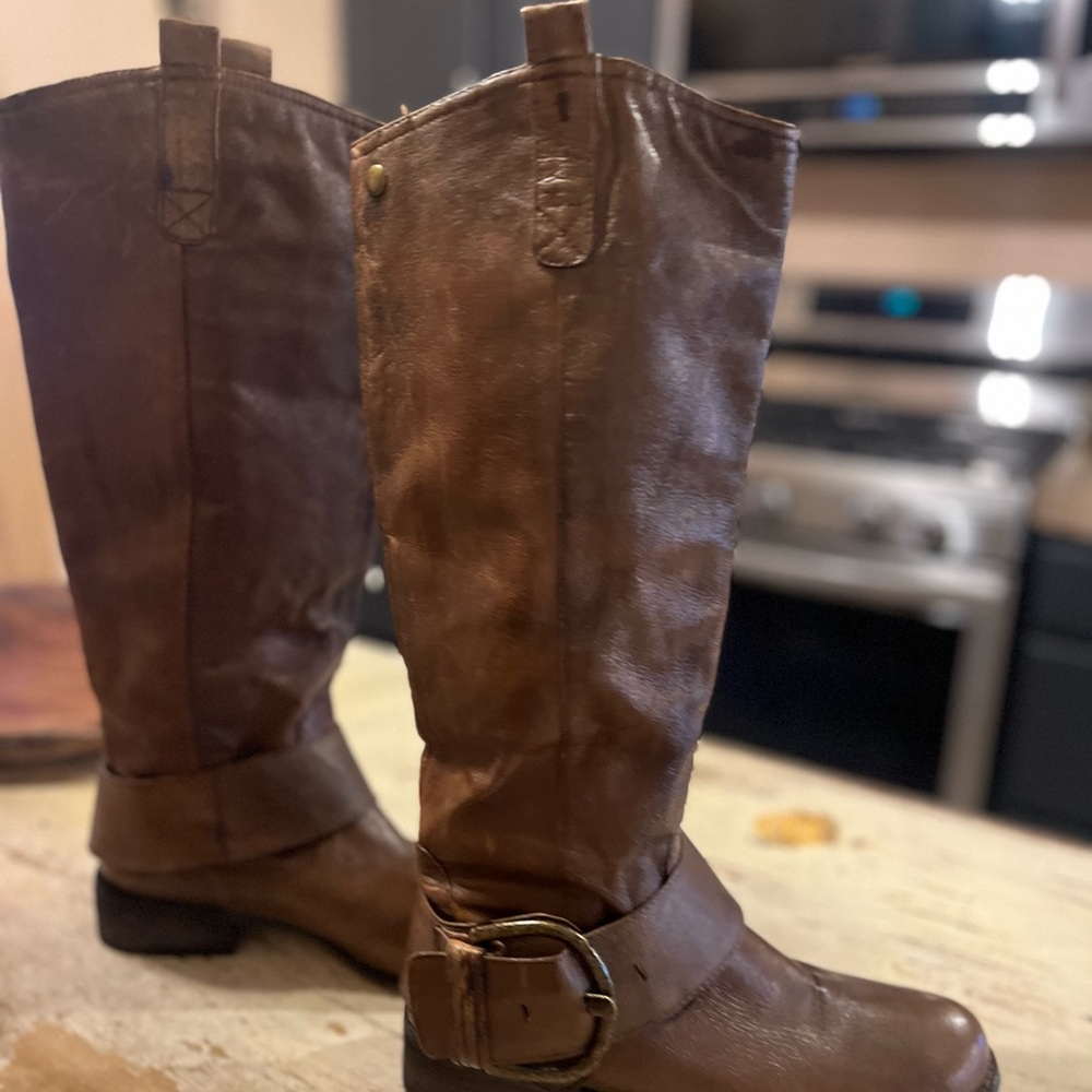 Steve Madden distressed brown boot in a size 9